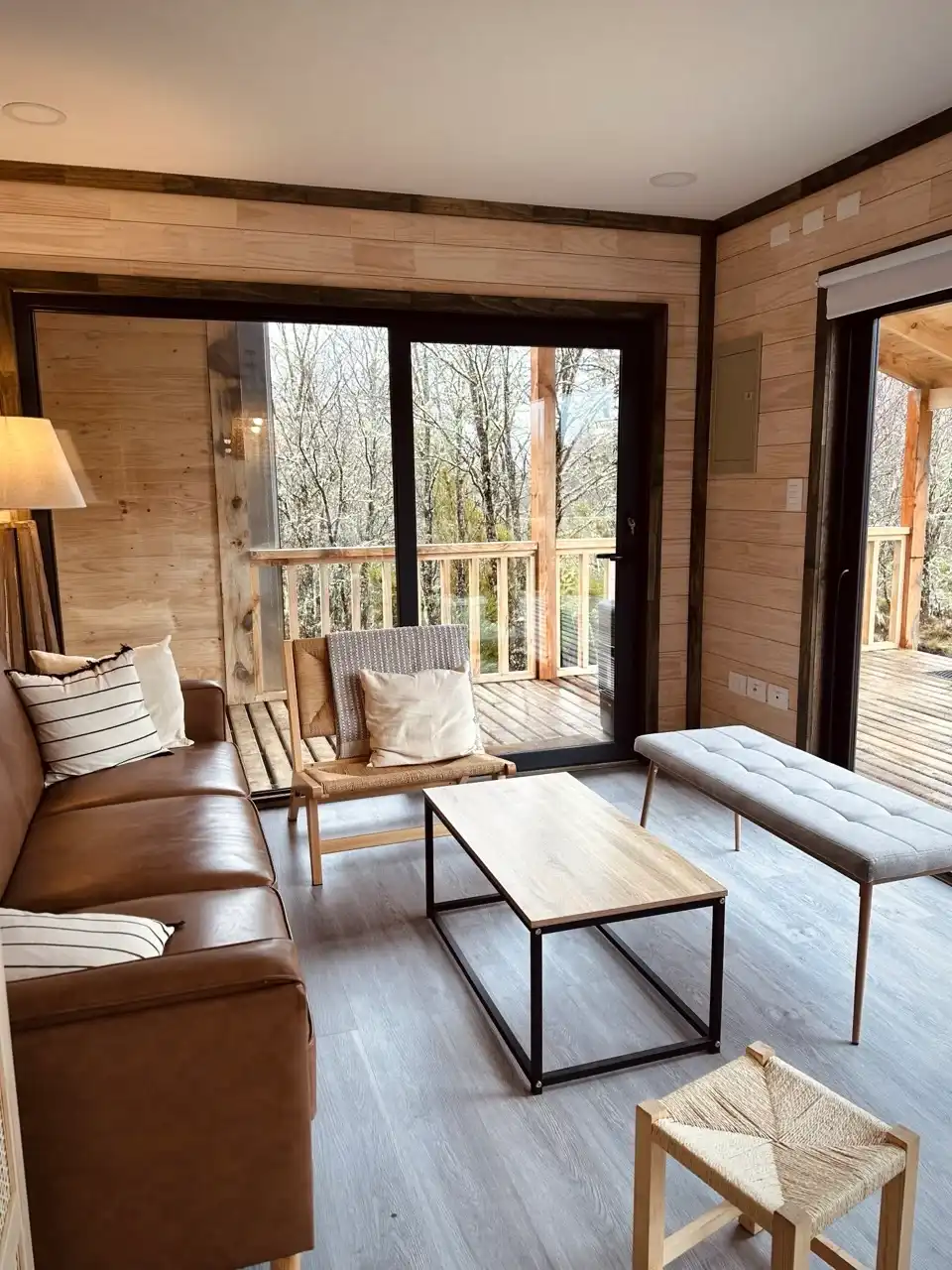 Acogedor living de La Casita de Malalcahuello con vista a la terraza