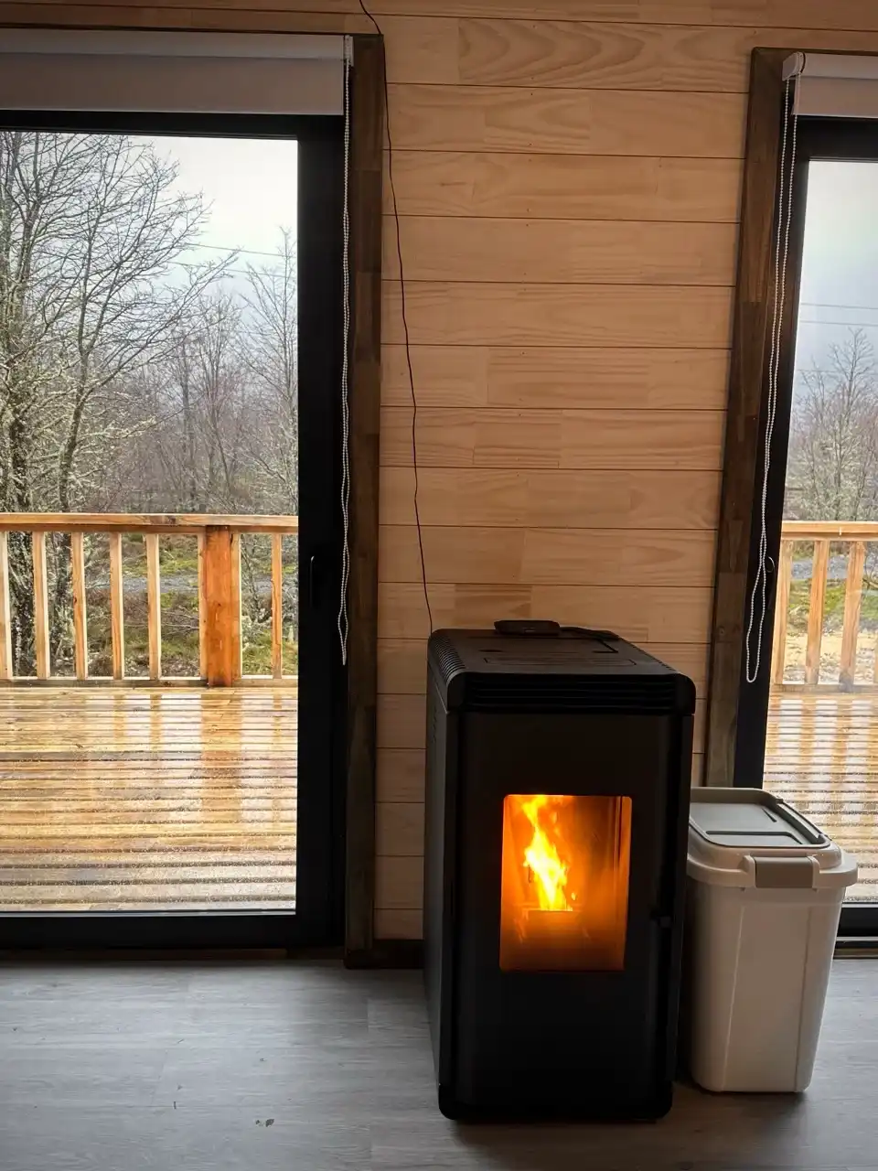 Tarde acogedora junto a la estufa a pellet